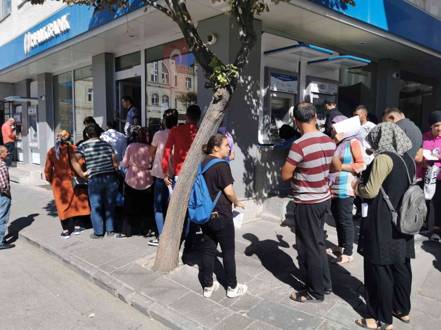 Aksaray’da Banka Önlerinde Toki Kuyruğu