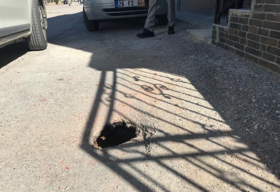 Sokak Ortasındaki Çukur Korkutuyor