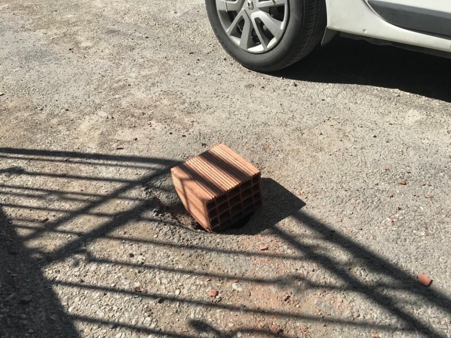 Sokak Ortasındaki Çukur Korkutuyor