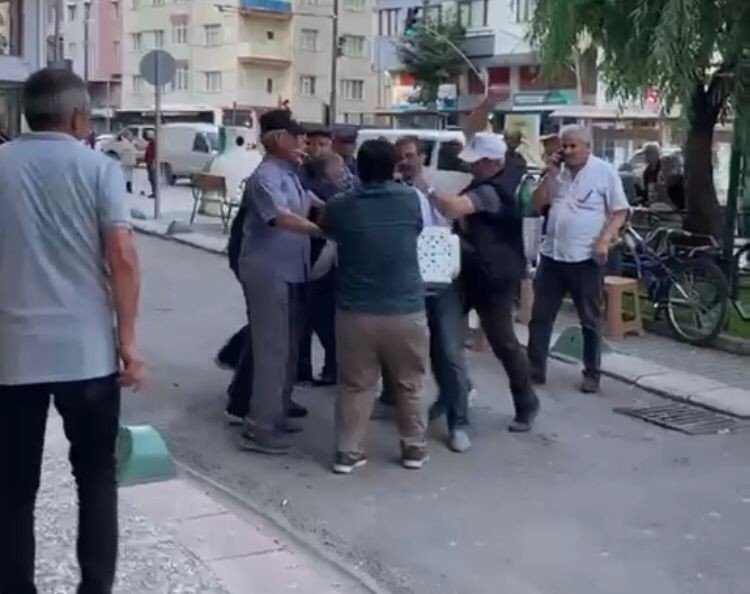 Eskişehir’de Sokak Ortasında Yaşanan Kavga Anları Cep Telefonu Kamerasında