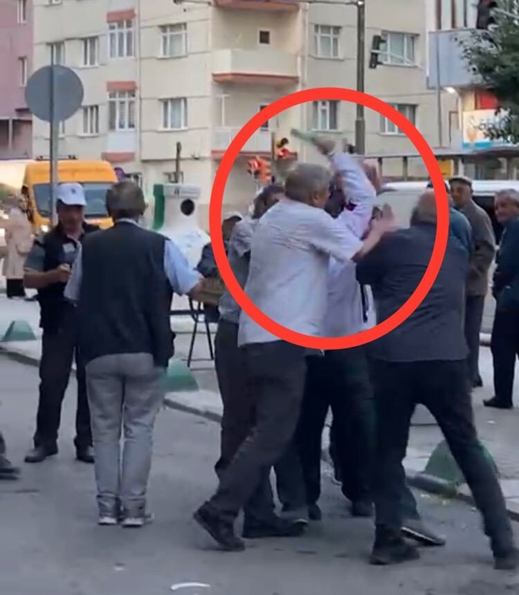 Eskişehir’de Sokak Ortasında Yaşanan Kavga Anları Cep Telefonu Kamerasında