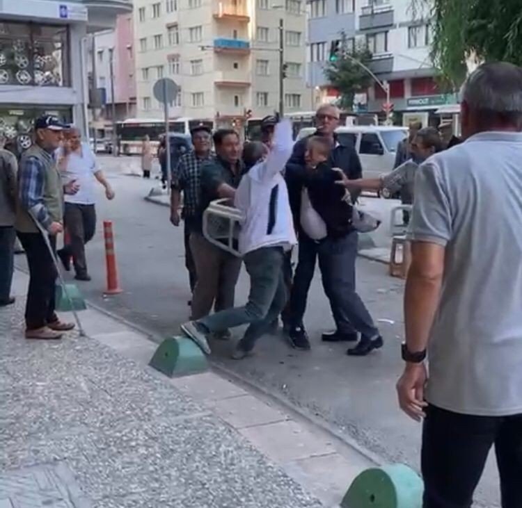 Eskişehir’de Sokak Ortasında Yaşanan Kavga Anları Cep Telefonu Kamerasında