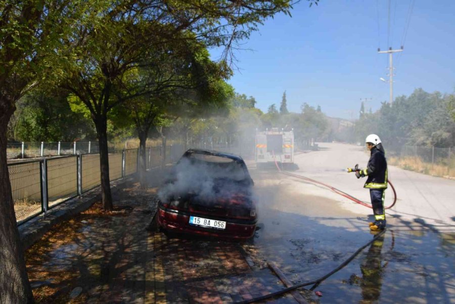 Hareket Halindeki Otomobil Yandı