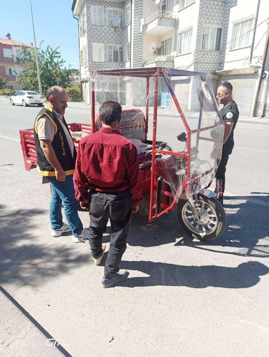 Polisten ’kuş’ Grubu Araçlara Ve Motosikletlere Denetim