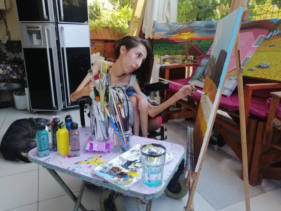 Sma’lı Gülçin’in Engelli Aracı Üzerinde Çizdiği Resimler Belgesele Konu Oldu