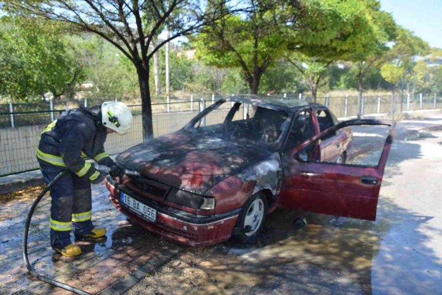 Hareket Halindeki Otomobil Yandı