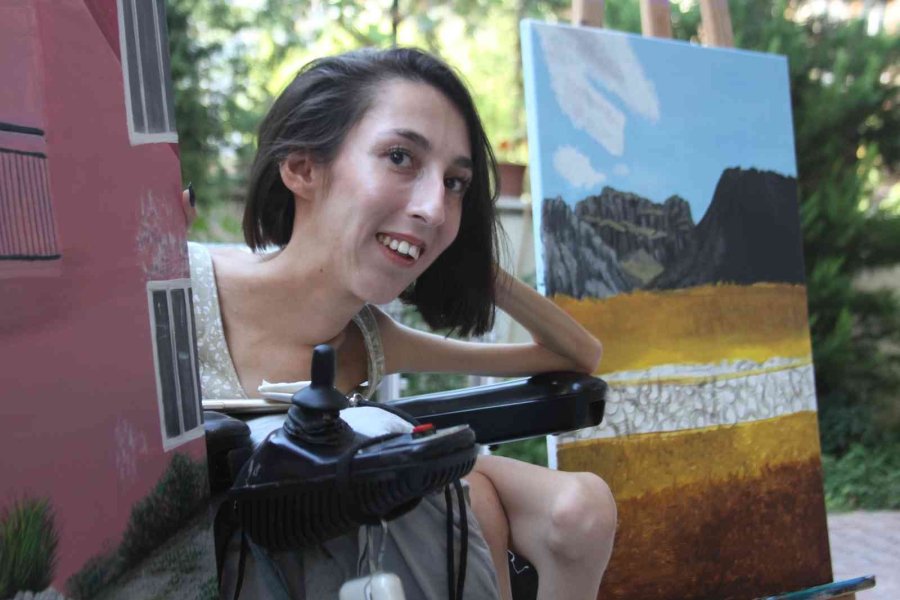 Sma’lı Gülçin’in Engelli Aracı Üzerinde Çizdiği Resimler Belgesele Konu Oldu