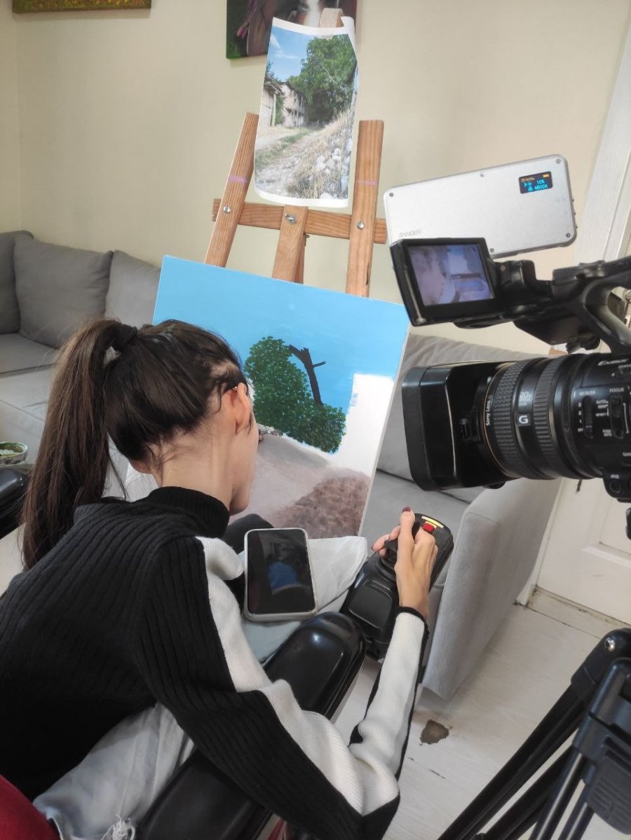 Sma’lı Gülçin’in Engelli Aracı Üzerinde Çizdiği Resimler Belgesele Konu Oldu