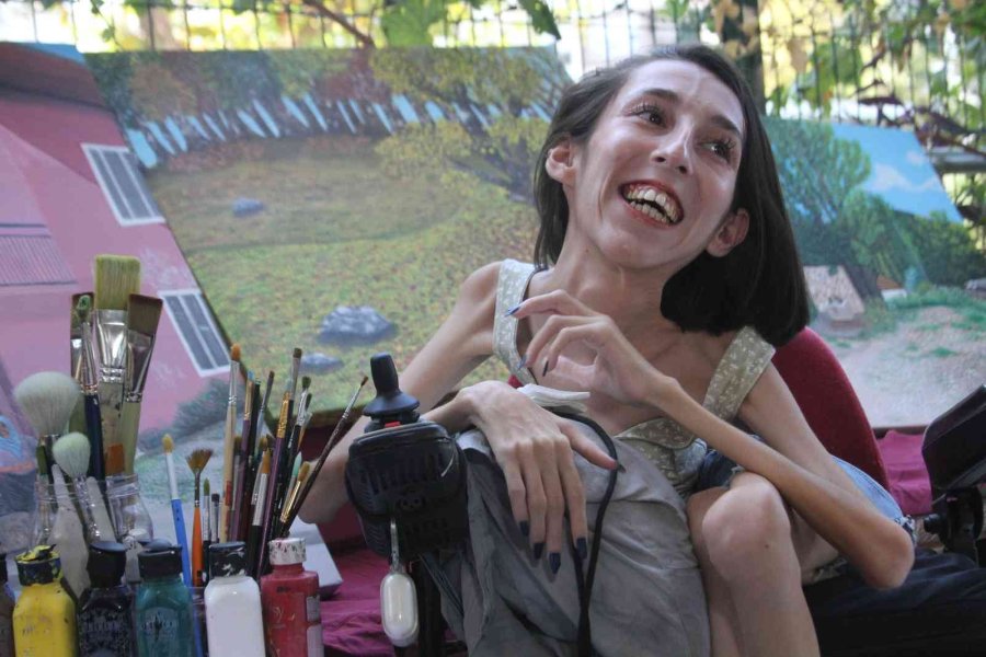 Sma’lı Gülçin’in Engelli Aracı Üzerinde Çizdiği Resimler Belgesele Konu Oldu