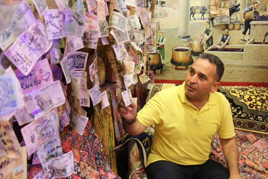 80 Ülke Vatandaşından Alıp Üzerine Güzel Dileklerini Yazdırdığı Hatır Paralar Dükkanı Süslüyor