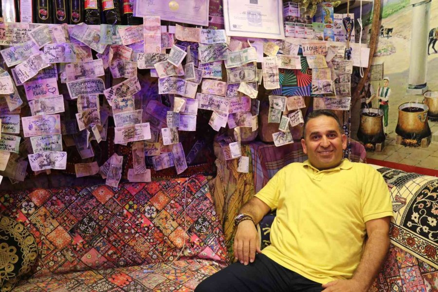 80 Ülke Vatandaşından Alıp Üzerine Güzel Dileklerini Yazdırdığı Hatır Paralar Dükkanı Süslüyor