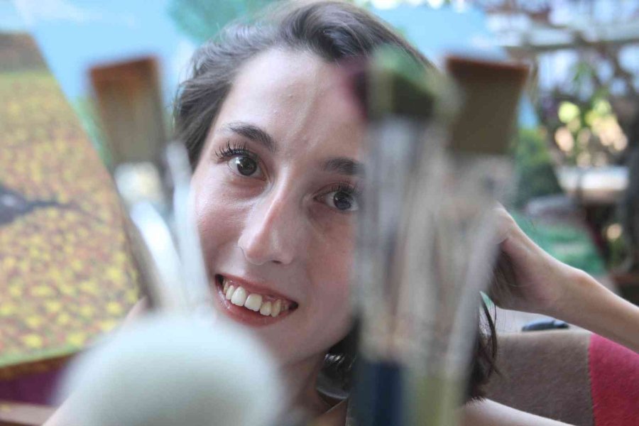 Sma’lı Gülçin’in Engelli Aracı Üzerinde Çizdiği Resimler Belgesele Konu Oldu