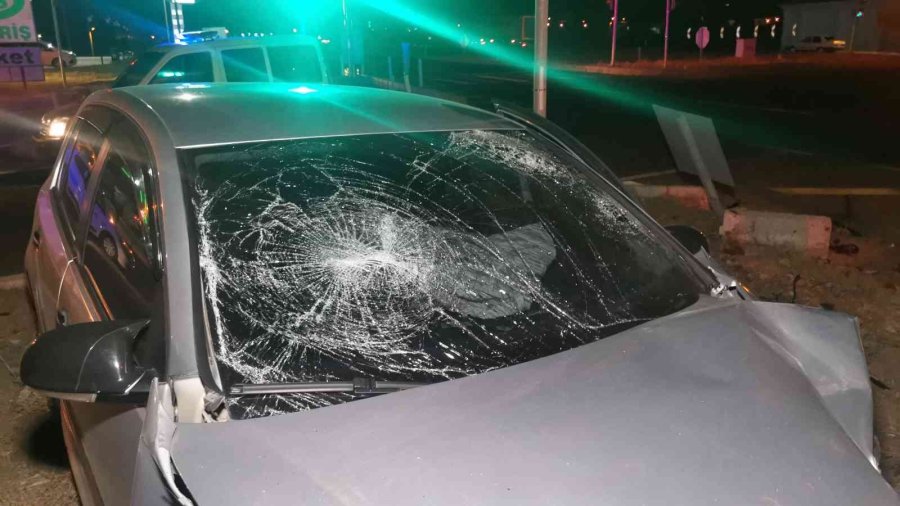 Aksaray’da İki Otomobil Çarpıştı: 3 Yaralı