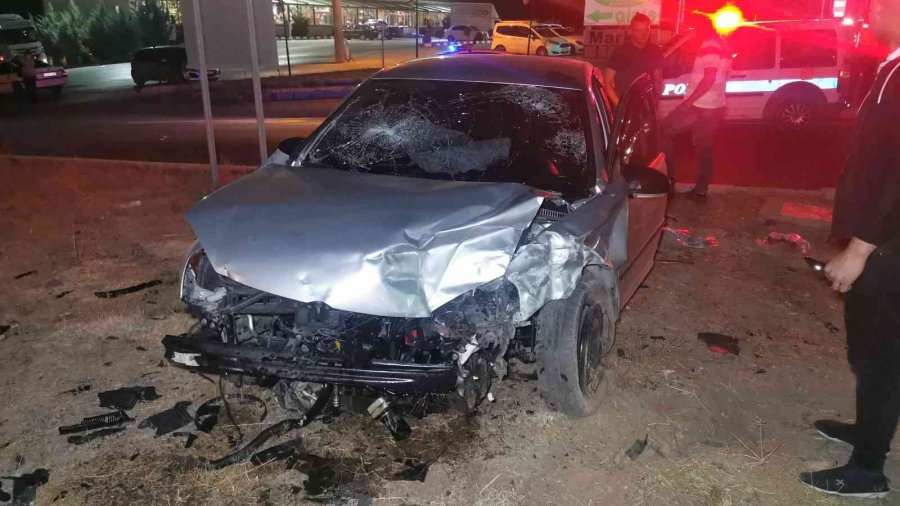 Aksaray’da İki Otomobil Çarpıştı: 3 Yaralı