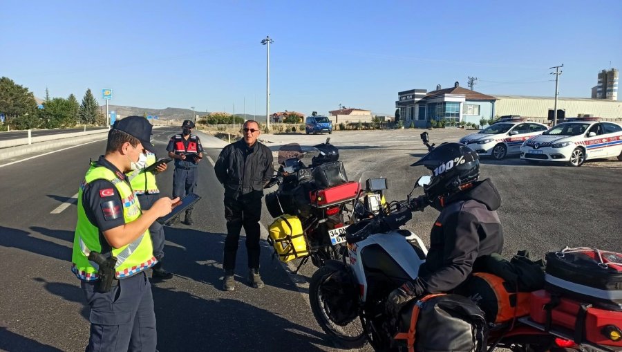 Aksaray’da Trafik Jandarması Motosiklet Ve Sürücülerini Denetliyor