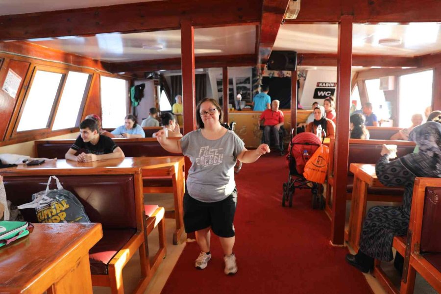 Engelli Bireyler Mavi Turda Doyasıya Eğlendi