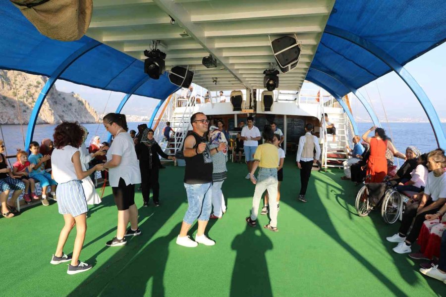 Engelli Bireyler Mavi Turda Doyasıya Eğlendi