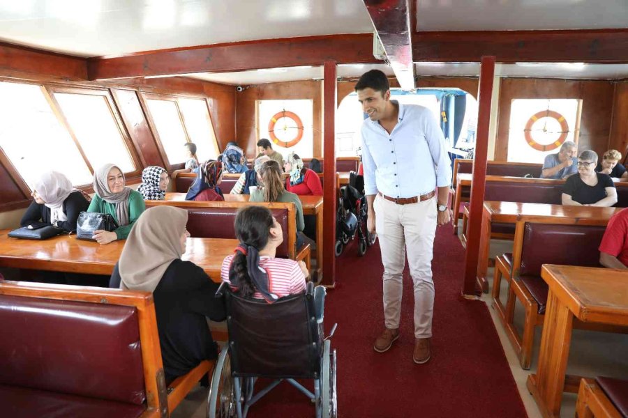 Engelli Bireyler Mavi Turda Doyasıya Eğlendi