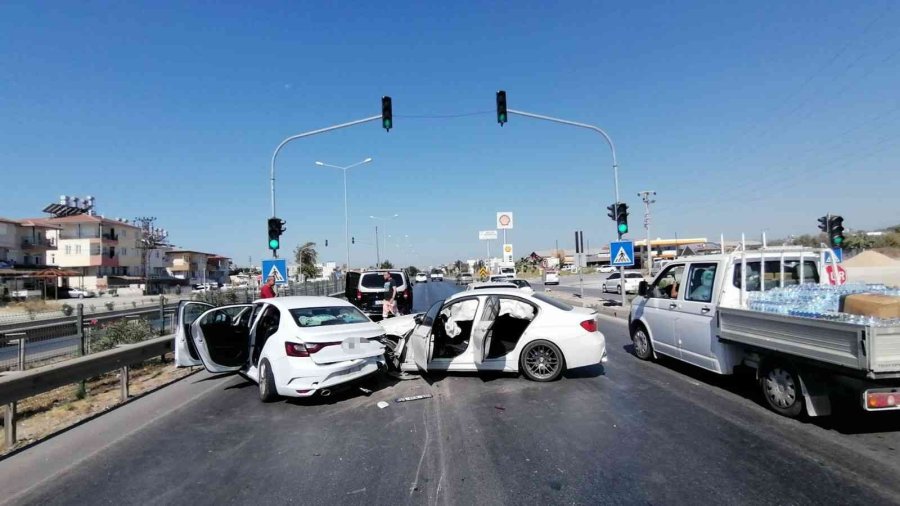Alkollü Sürücü Aracı İle Kırmızı Işıkta Bekleyen Araçların Arasına Daldı: 1 Yaralı