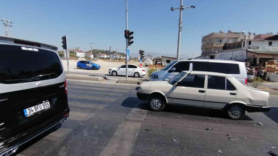 Alkollü Sürücü Aracı İle Kırmızı Işıkta Bekleyen Araçların Arasına Daldı: 1 Yaralı