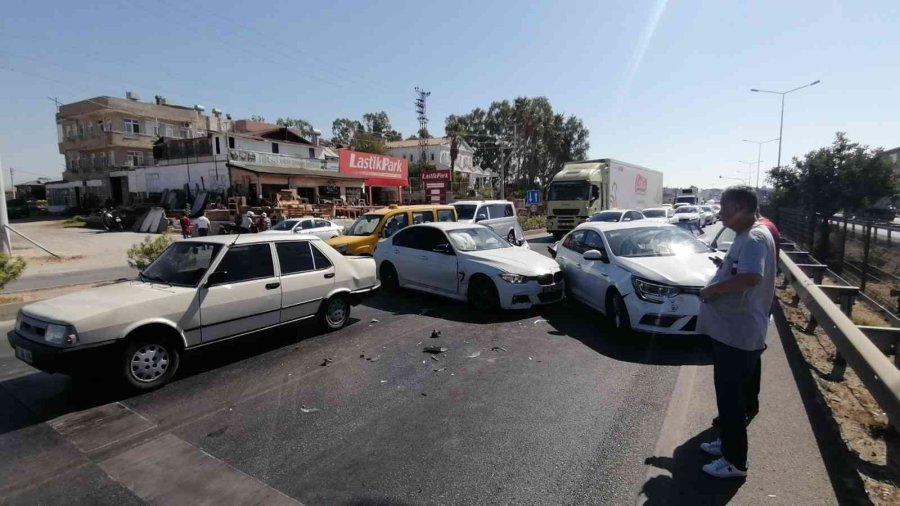 Alkollü Sürücü Aracı İle Kırmızı Işıkta Bekleyen Araçların Arasına Daldı: 1 Yaralı