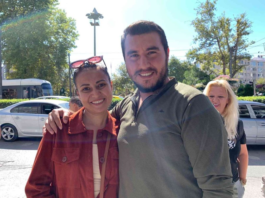 Vatandaşlar Sosyal Konut Başvurusu İçin Banka Önlerinde Heyecanla Beklemeye Başladı