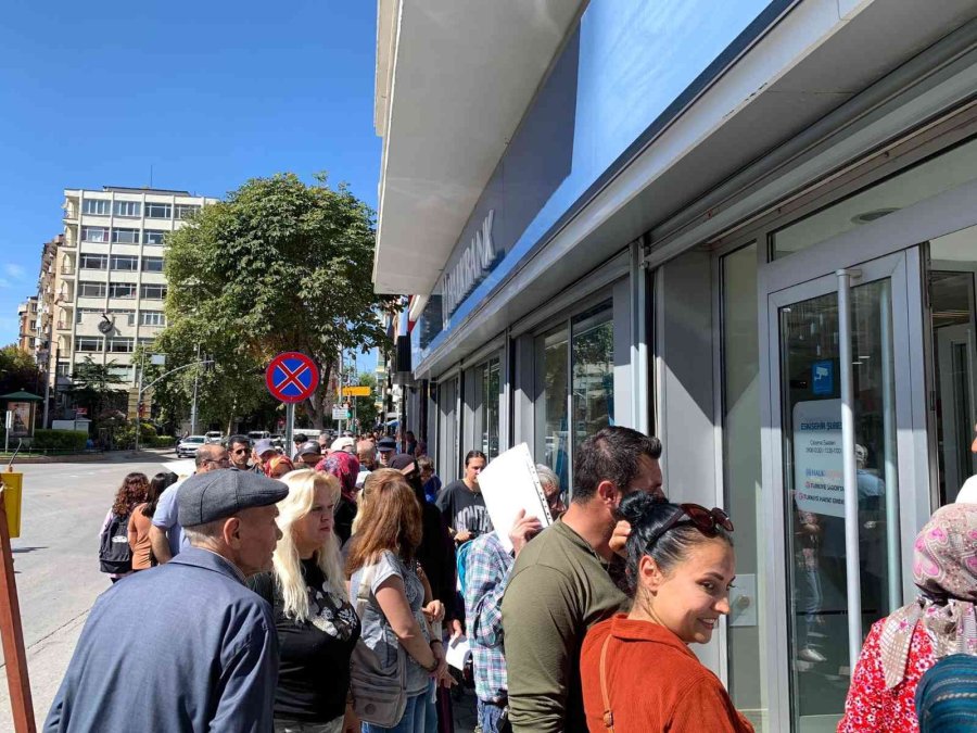 Vatandaşlar Sosyal Konut Başvurusu İçin Banka Önlerinde Heyecanla Beklemeye Başladı