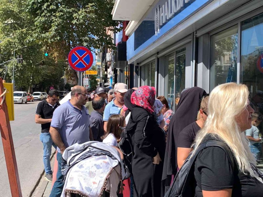 Vatandaşlar Sosyal Konut Başvurusu İçin Banka Önlerinde Heyecanla Beklemeye Başladı