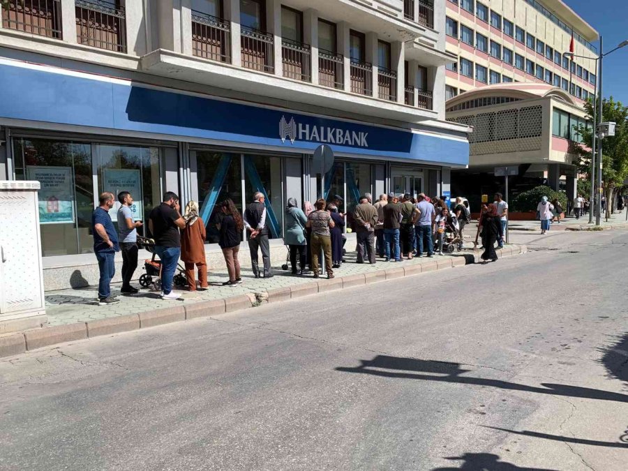 Vatandaşlar Sosyal Konut Başvurusu İçin Banka Önlerinde Heyecanla Beklemeye Başladı