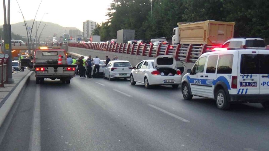Kayseri’de 6 Araçlı Zincirleme Kaza: 2 Yaralı