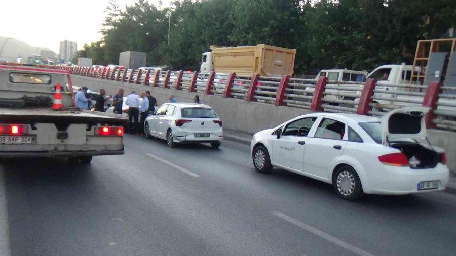 Kayseri’de 6 Araçlı Zincirleme Kaza: 2 Yaralı