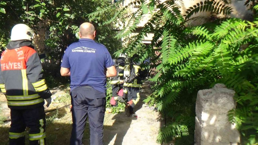 Yangını Çay İçerek İzledi