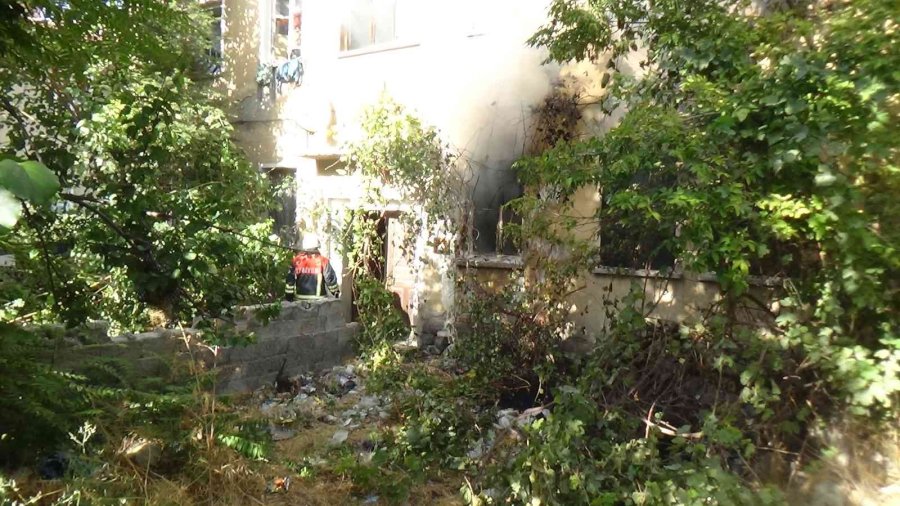 Yangını Çay İçerek İzledi