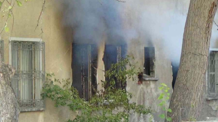 Yangını Çay İçerek İzledi