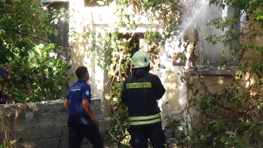 Yangını Çay İçerek İzledi