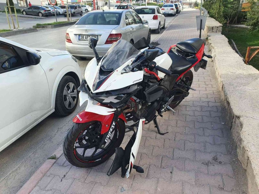 Motosiklet Yoldan Geçen Yayalara Çarptı: 3 Yaralı