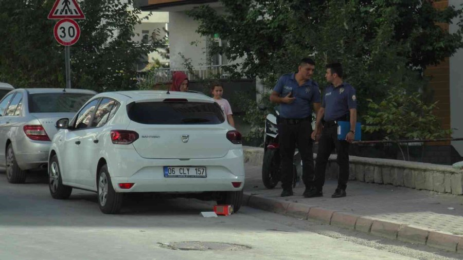 Motosiklet Yoldan Geçen Yayalara Çarptı: 3 Yaralı