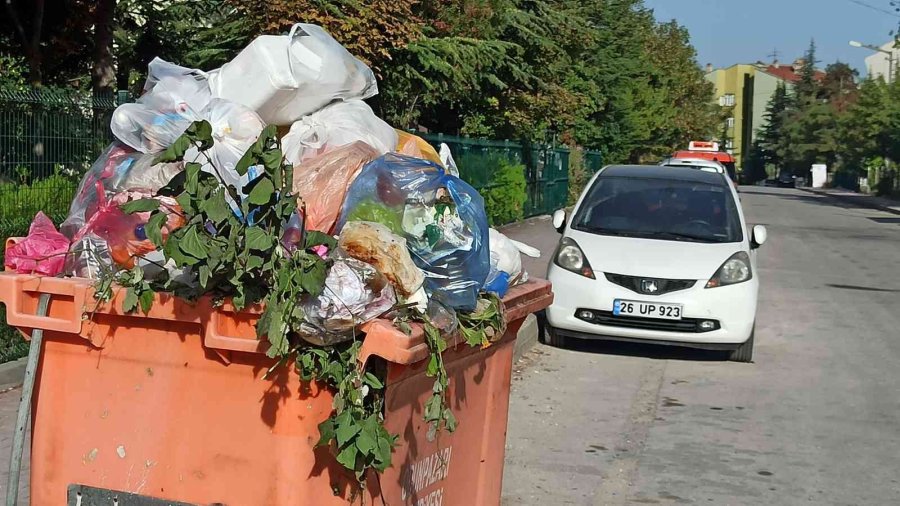 Vatandaşın Kırık Çöp Konteyneri İle İmtihanı