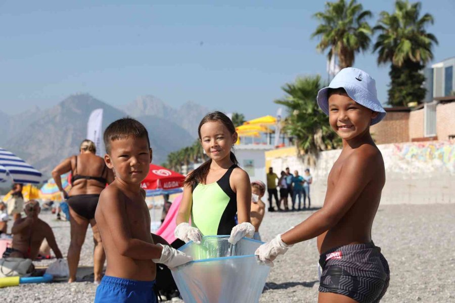 Dünya Temizlik Günü’nde Konyaaltı Sahili Temizlendi