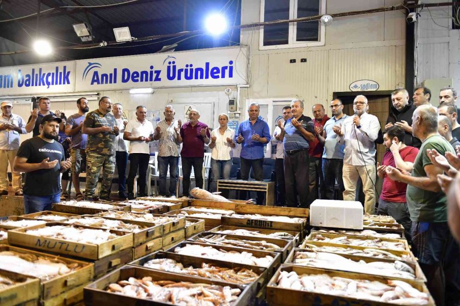 Sezonu Açan Antalya’da Balıkçı Barınağında İlk Balık Mezadı Dualarla Yapıldı