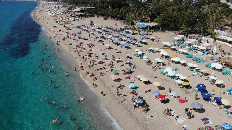 Alanya Sahillerinde Hafta Sonu Yoğunluğu Yaşanıyor