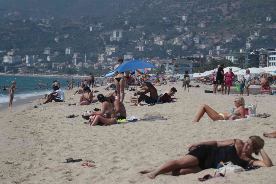 Alanya Sahillerinde Hafta Sonu Yoğunluğu Yaşanıyor