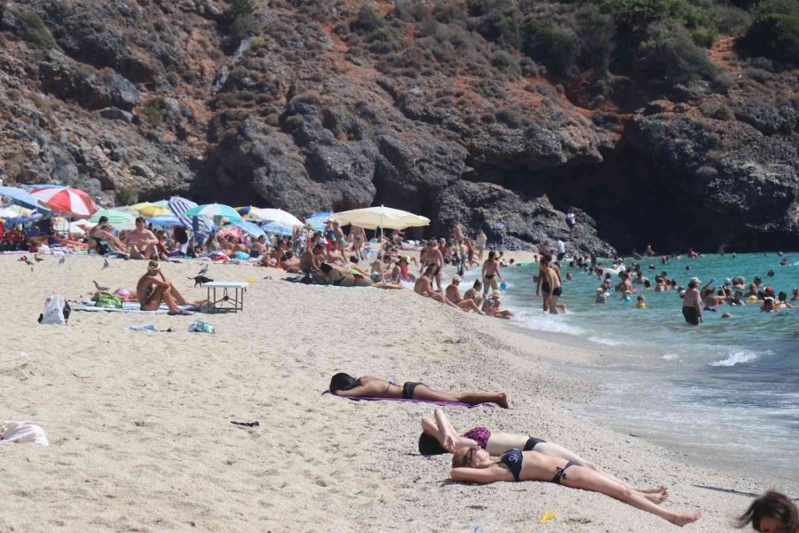 Alanya Sahillerinde Hafta Sonu Yoğunluğu Yaşanıyor
