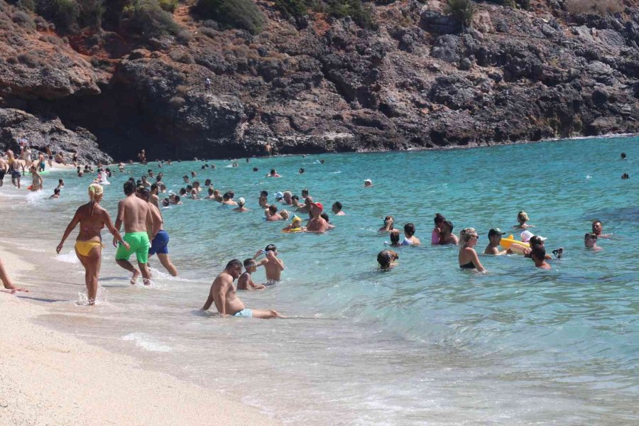 Alanya Sahillerinde Hafta Sonu Yoğunluğu Yaşanıyor