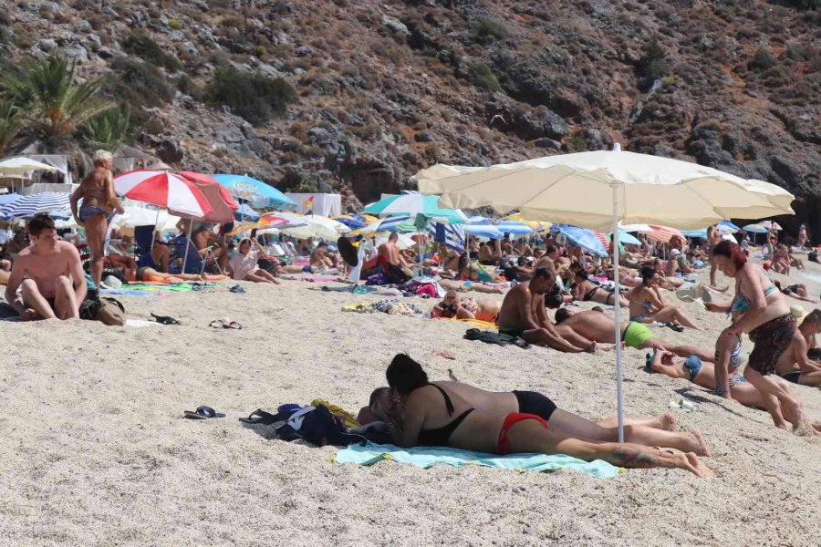 Alanya Sahillerinde Hafta Sonu Yoğunluğu Yaşanıyor