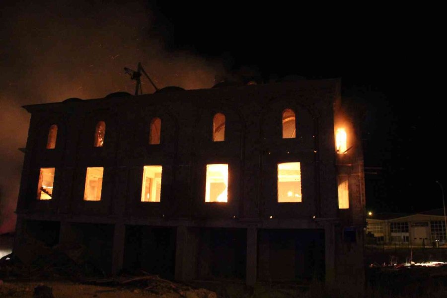 Cami İnşaatında Çıkan Yangın 2 Saatte Söndürüldü