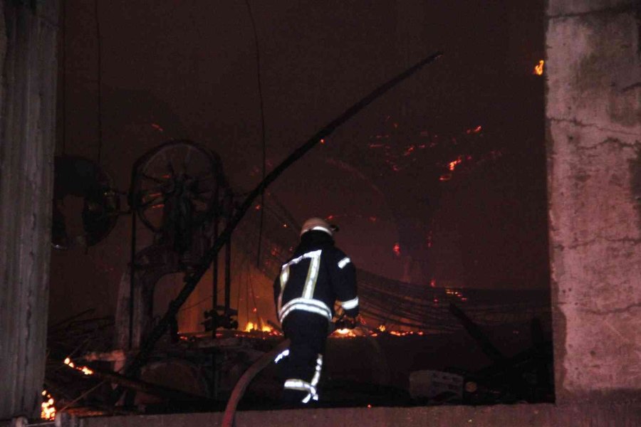 Cami İnşaatında Çıkan Yangın 2 Saatte Söndürüldü
