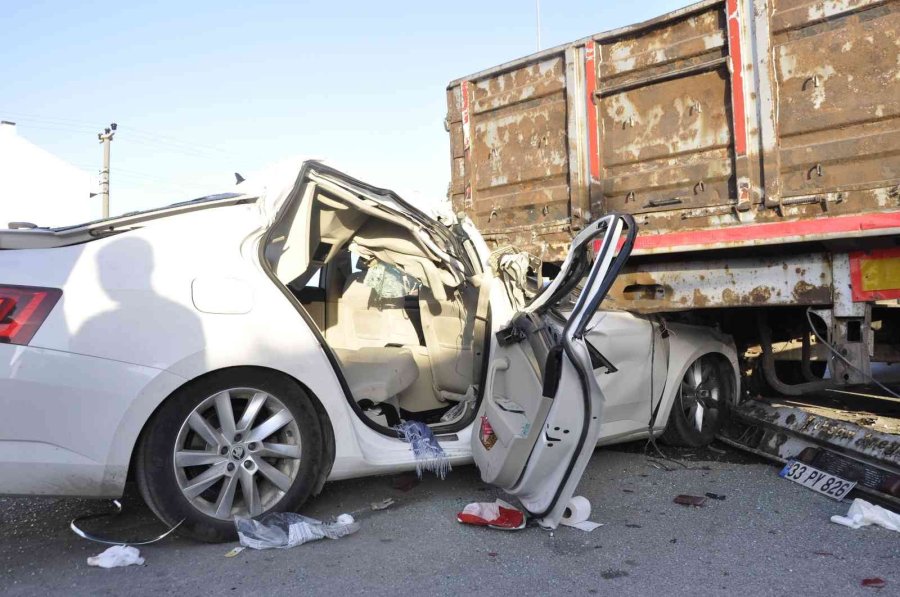 Otomobil Duran Çekiciye Arkadan Çarptı: 4 Yaralı
