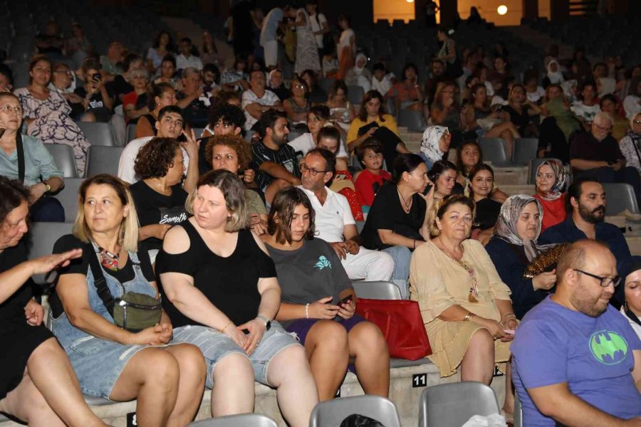 Alanya Belediye Tiyatrosu Yeni Sezonu Açık Havada Açtı