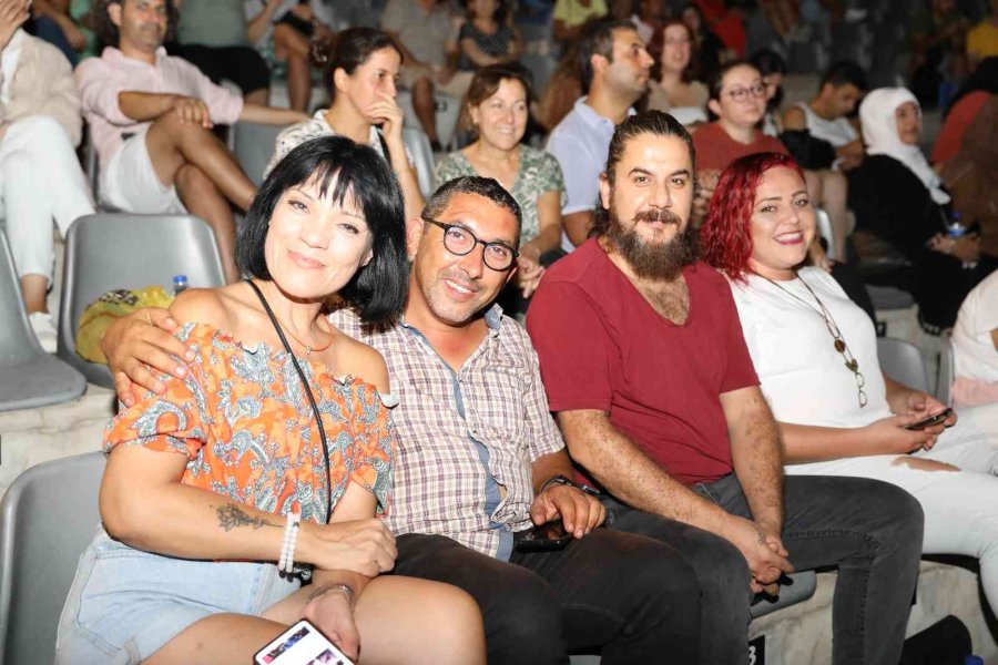 Alanya Belediye Tiyatrosu Yeni Sezonu Açık Havada Açtı